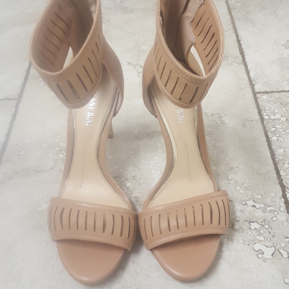 LAST CHANCE Gianni Bini Nude high heels